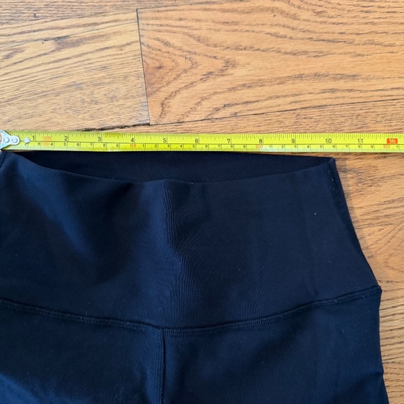 Alo Yoga 7" High-Waist Biker Short in Black AirBrush (Size XS) - Picture 6 of 8